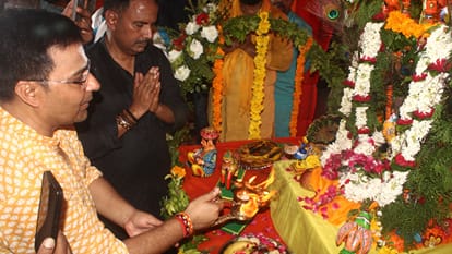Janmashtami 2025 Two and half hours after birth Laddu Gopal darshan of baba Kashi vishwanath