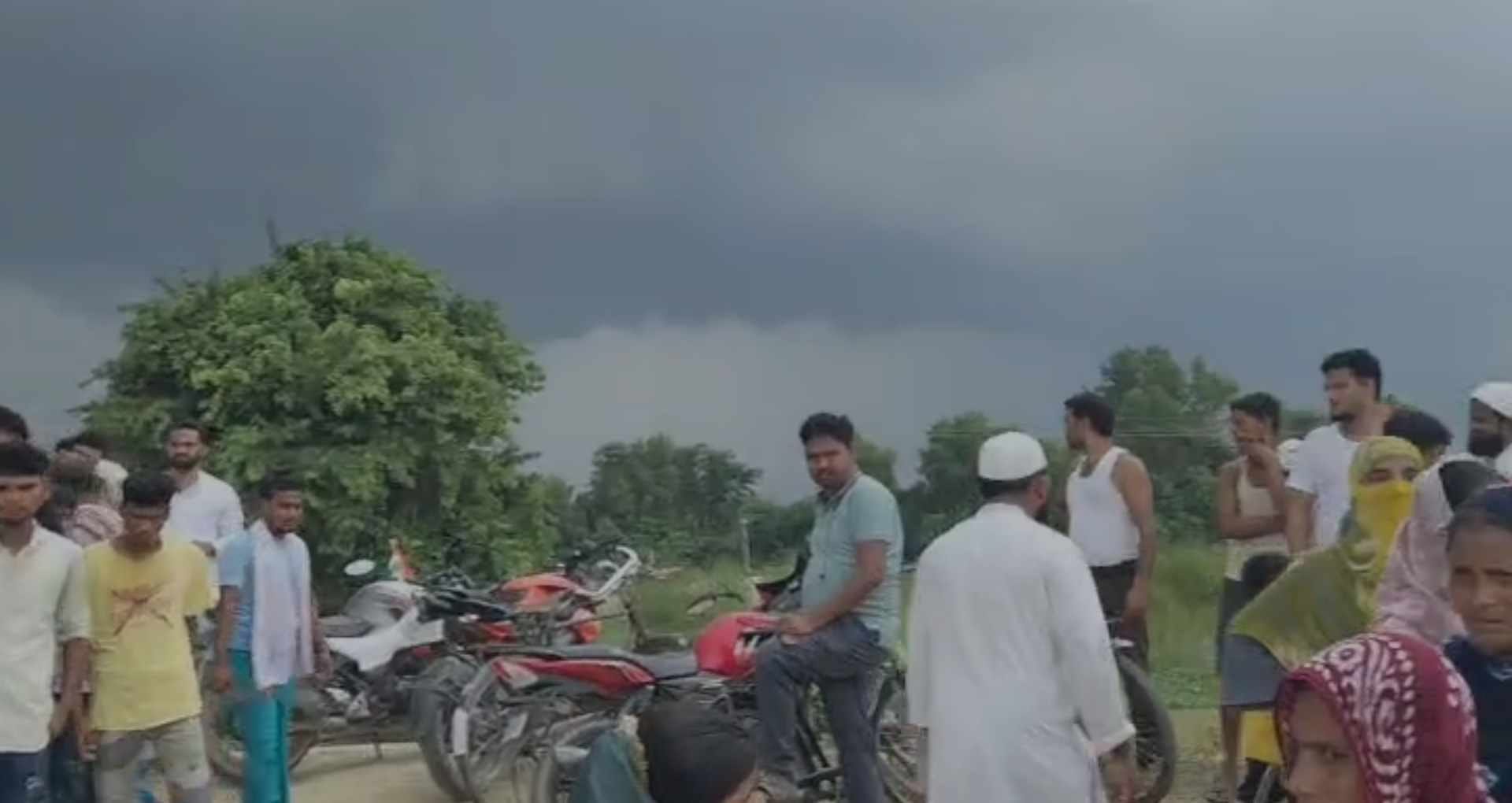 मौके पर मौजूद लोग