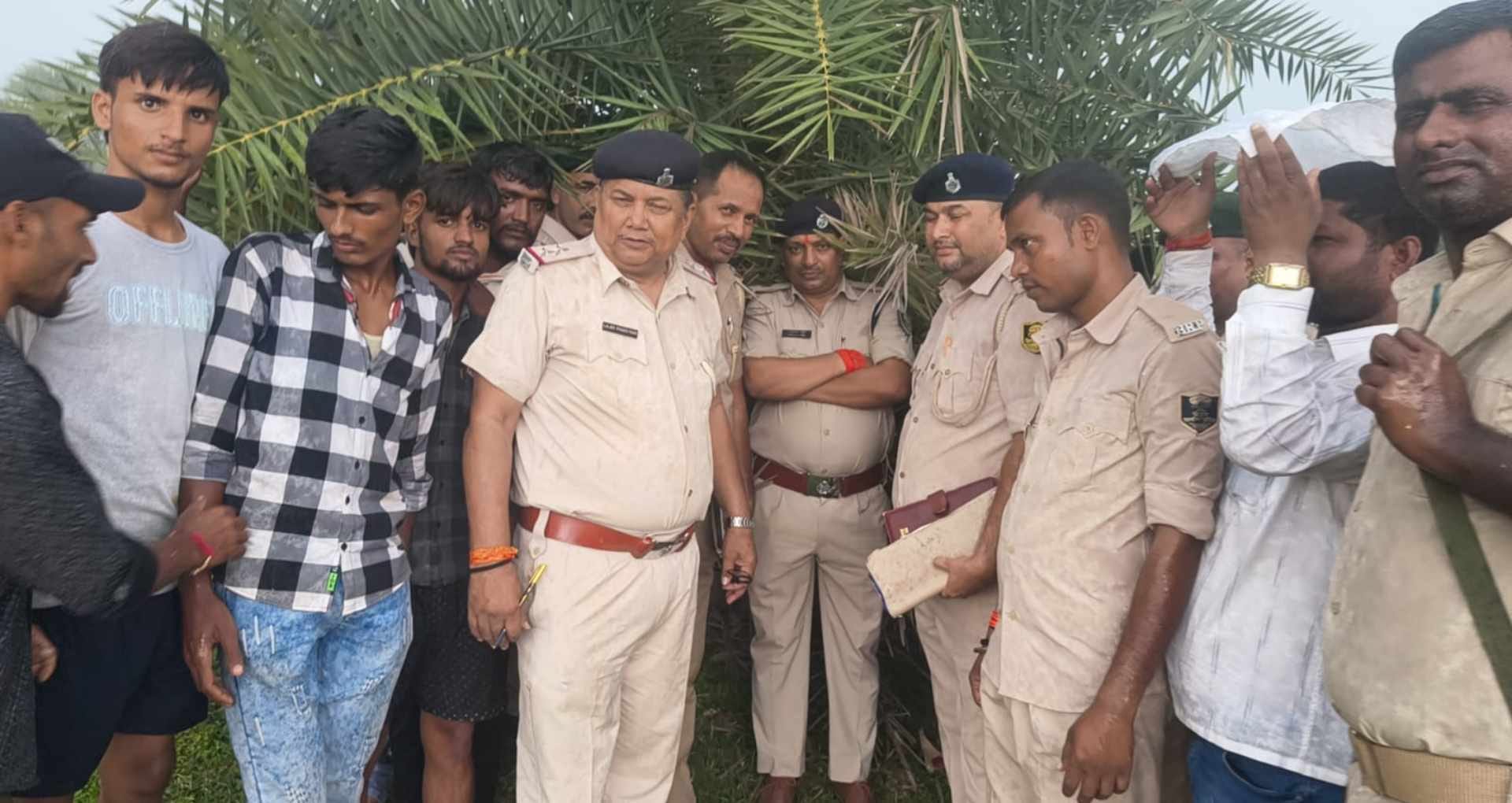 मौके पर मौजूद पुलिसकर्मी