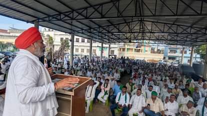 मासिक पंचायत में बोलते राकेश टिकैत।