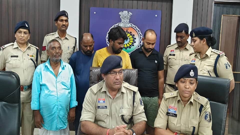 पुलिस की गिरफ्त में आरोपी