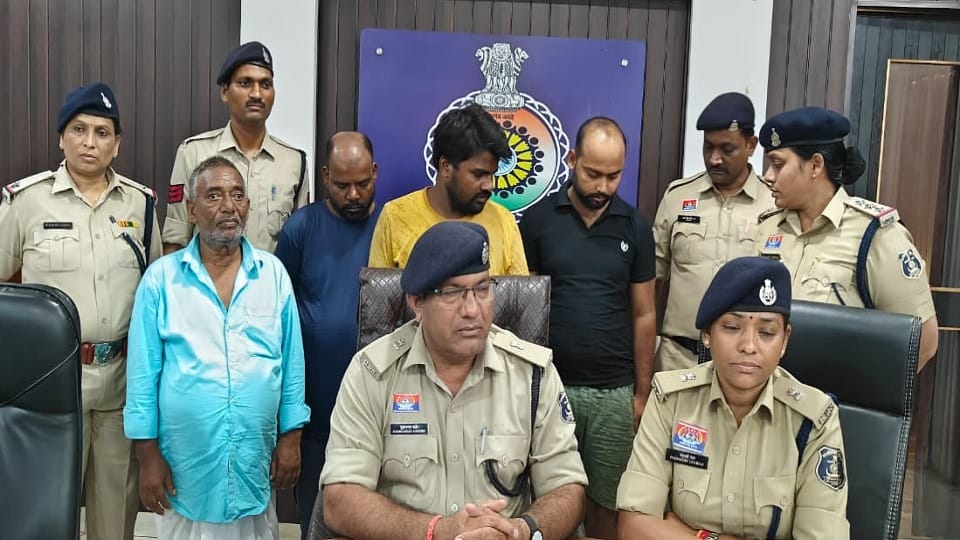 पुलिस की गिरफ्त में आरोपी