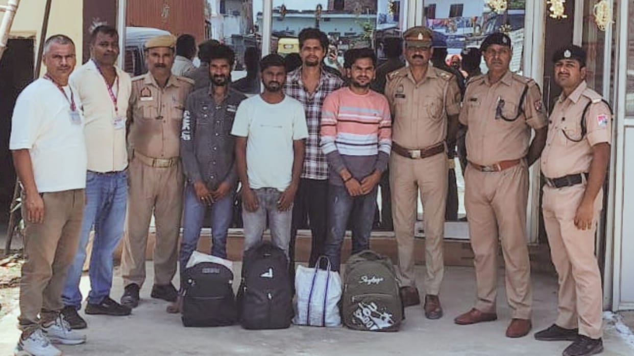 Chandauli News Four arrested smuggled liquor secret revealed on search bottle was kept in bag