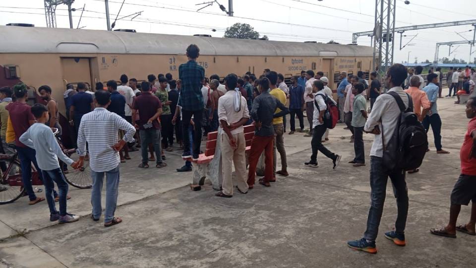 body of youth found hanging in passenger train bogie in Sitapur GRP investigating case