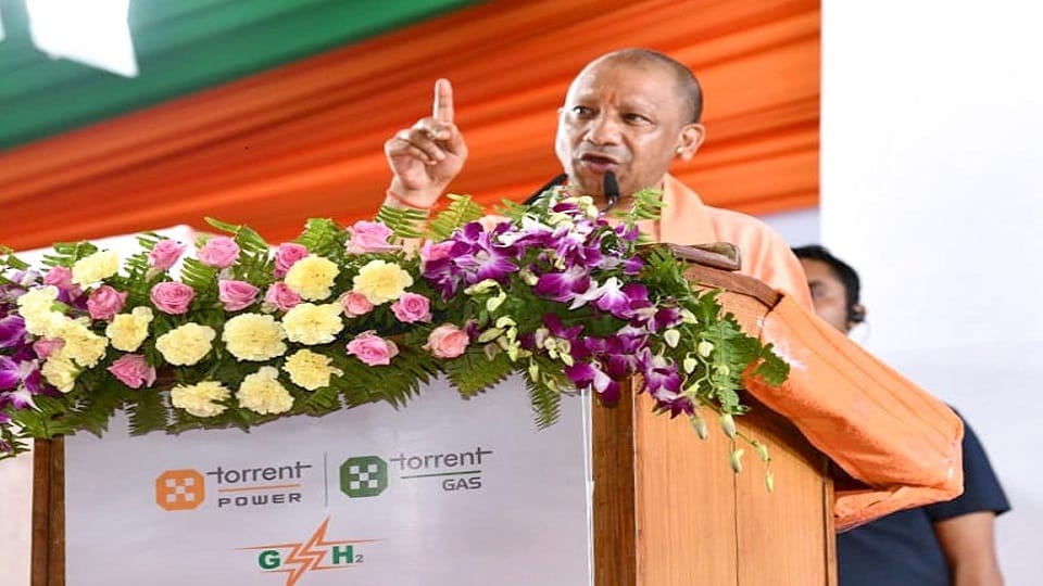 CM Yogi inaugurated UP first green hydrogen plant said hydrogen is energy of future in Gorakhpur