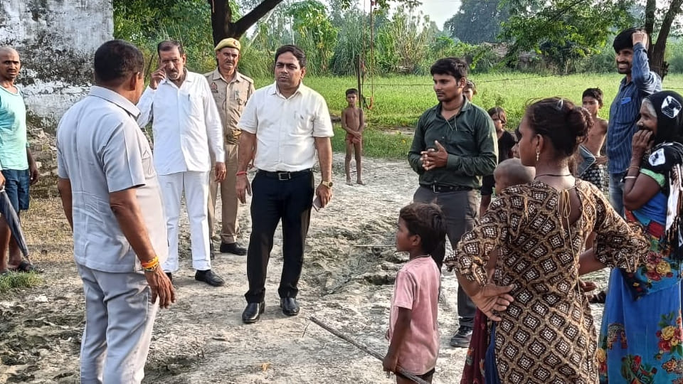 Kanpur: Ganga water level rises in Ganga Katri, Gaushala area of Domanpur area, SDM inspects