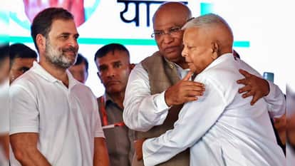 कांग्रेस अध्यक्ष मल्लिकार्जुन खरगे से गले मिलते राजद प्रमुख लालू यादव तथा कांग्रेस सांसद राहुल गांधी