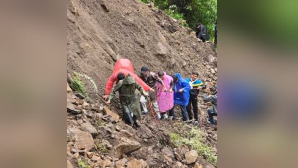 Rudraprayag 40 meter road collapsed in Banatoli 153 Pilgrims rescued, Madmaheshwar Yatra halted
