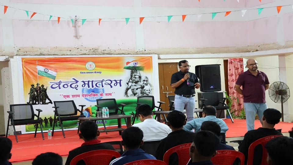 आत्मसमर्पित नक्सलियों ने मनाया आजादी का जश्न