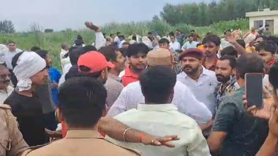 Massive Protest at Bhuni Toll Plaza in Meerut After Soldier Beaten Villagers Create Ruckus and Vandalize