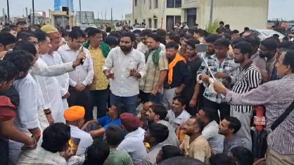 Massive Protest at Bhuni Toll Plaza in Meerut After Soldier Beaten Villagers Create Ruckus and Vandalize