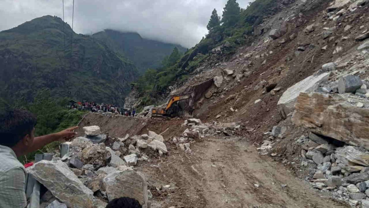 Badrinath highway has narrowed at Bhanerpani and Balakuchi. landslide area Chamoli News