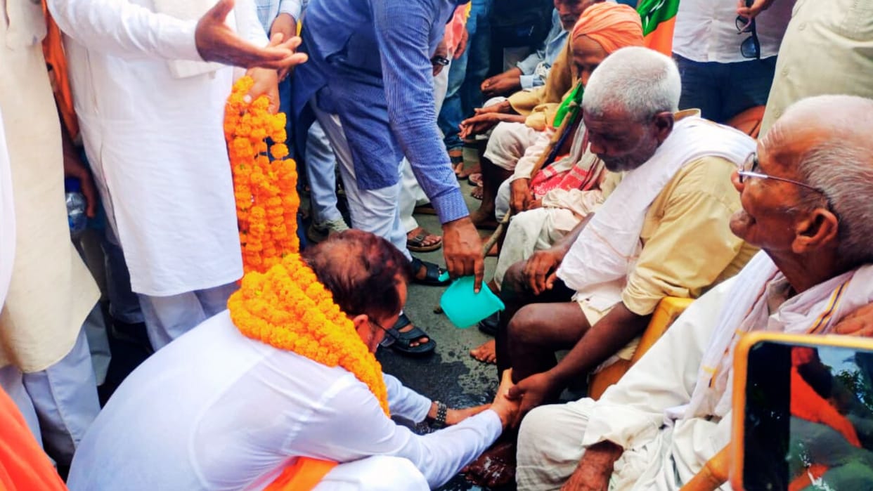 UP Politics Padyatra taken out for closed sugar mill in Rasra ballia former BJP MLA washed feet of elderly
