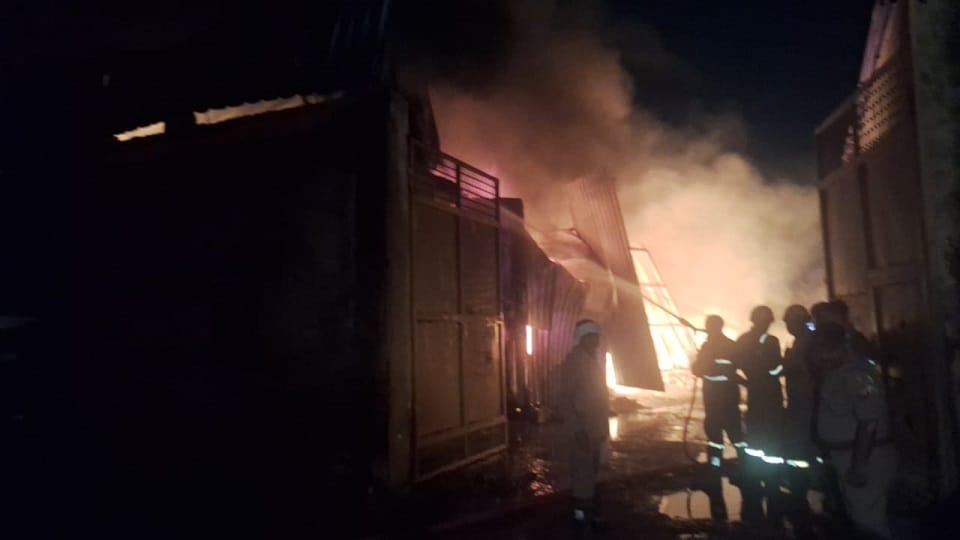 Meerut: Massive fire in a plastic goods manufacturing factory, extinguished by six fire brigade vehicles