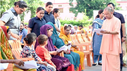 CM Yogi gave instructions during public darshan of Gorakhnath temple