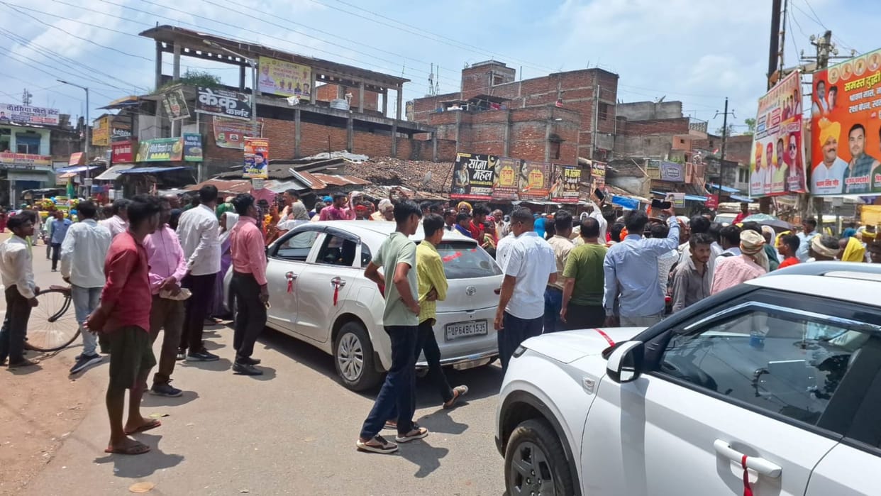 Farmers got angry due to non availability of urea fertilizer blocked highway in sonbhadra