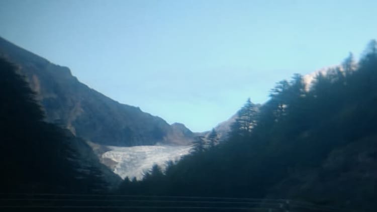 Uttarkashi: हर्षिल के बीच से बहने वाली ककोडा गाड के मुहाने पर दिखा ग्लेशियर, निरीक्षण के लिए टीम रवाना