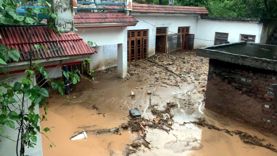 Kathua Cloudburst at two places 7 dead wall broke due to strong currents cars parked in parking lot swept away