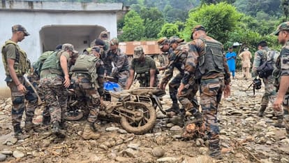 Kathua Cloudburst at two places 7 dead wall broke due to strong currents cars parked in parking lot swept away