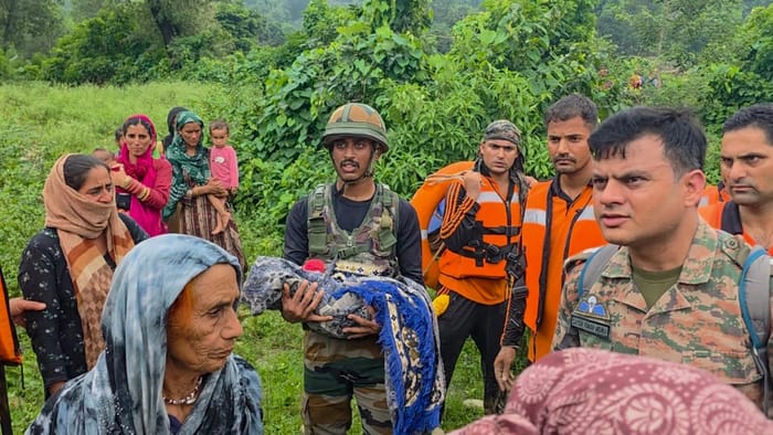 Kathua Cloudburst at two places 7 dead wall broke due to strong currents cars parked in parking lot swept away