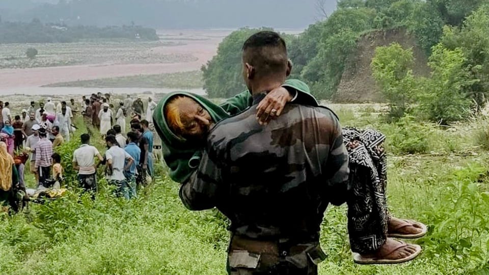 Kathua Cloudburst at two places 7 dead wall broke due to strong currents cars parked in parking lot swept away