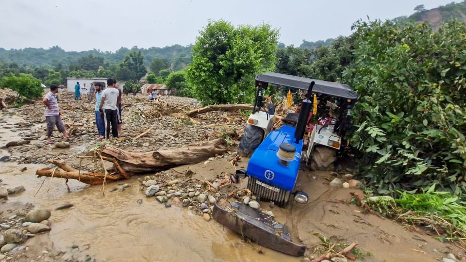 Kathua Cloudburst at two places 7 dead wall broke due to strong currents cars parked in parking lot swept away