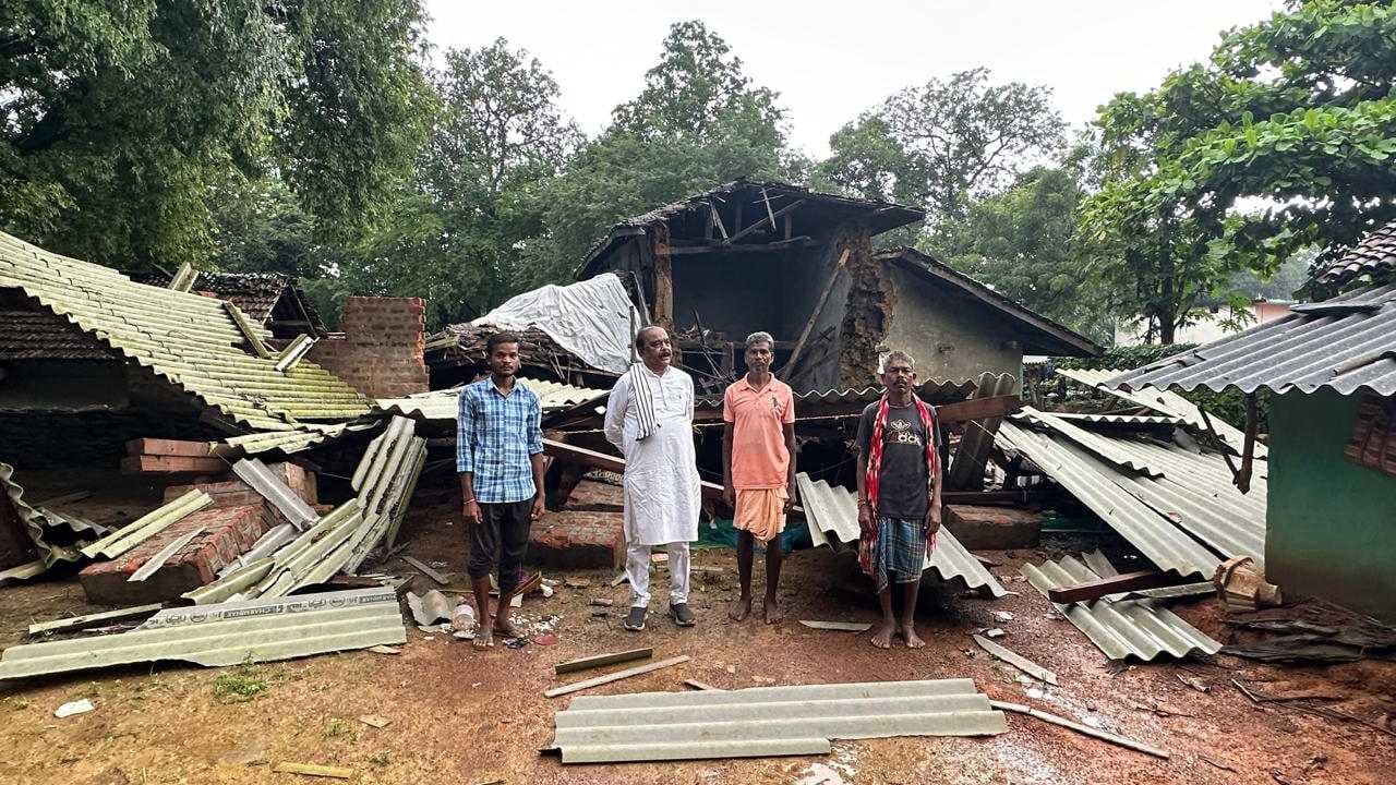 लगातार बारिश से मकान हुआ धराशायी