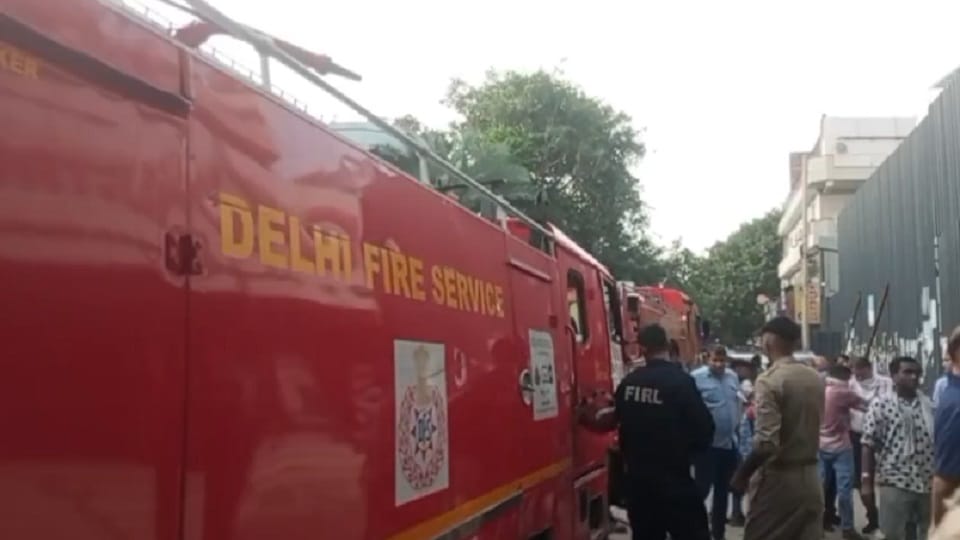 Fire broke out in Mahajan Electronics building in Raja Garden three people including two girls died