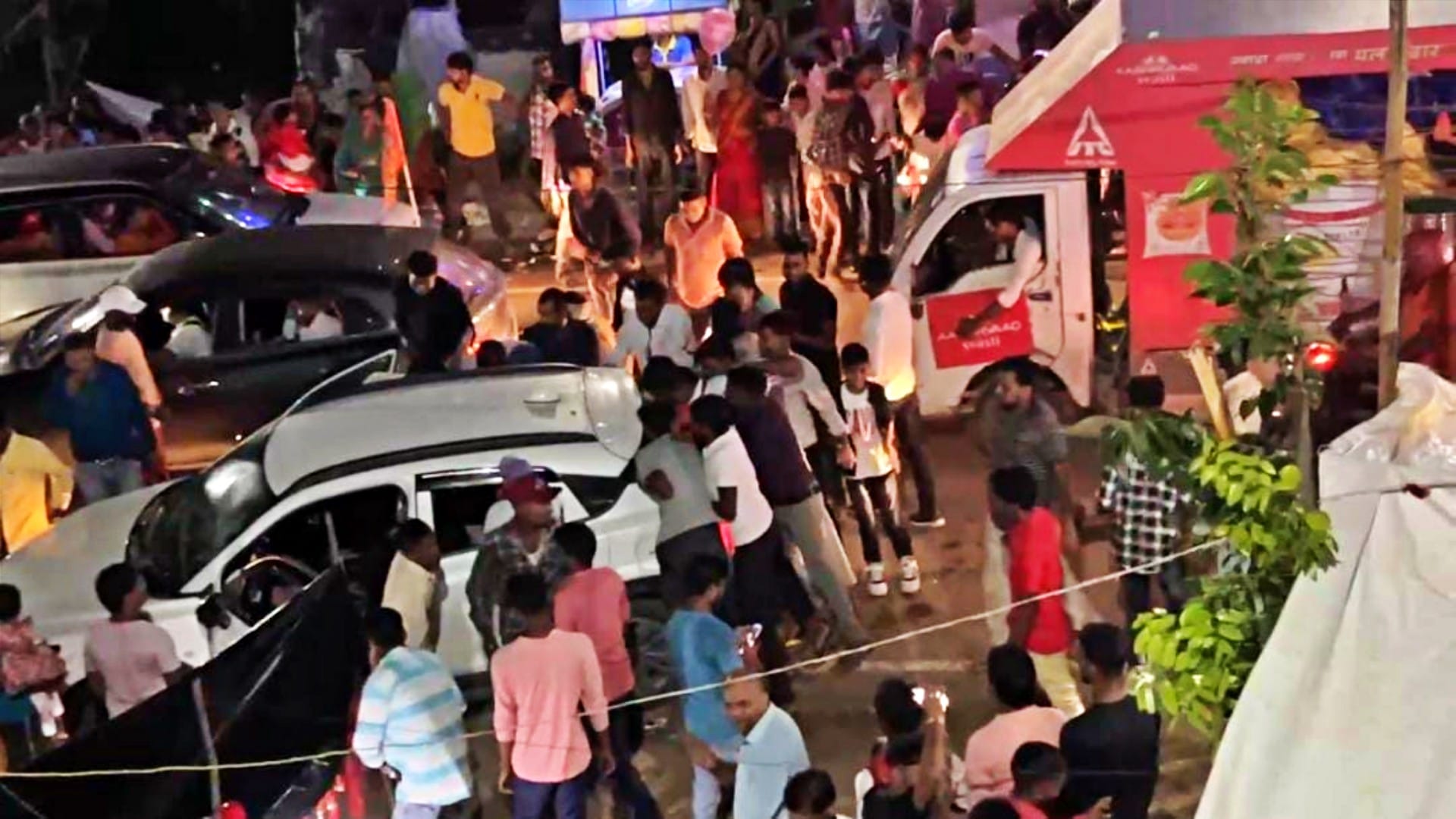 कार के शीशा तोड़कर विदेशी शराब लूटते लोग