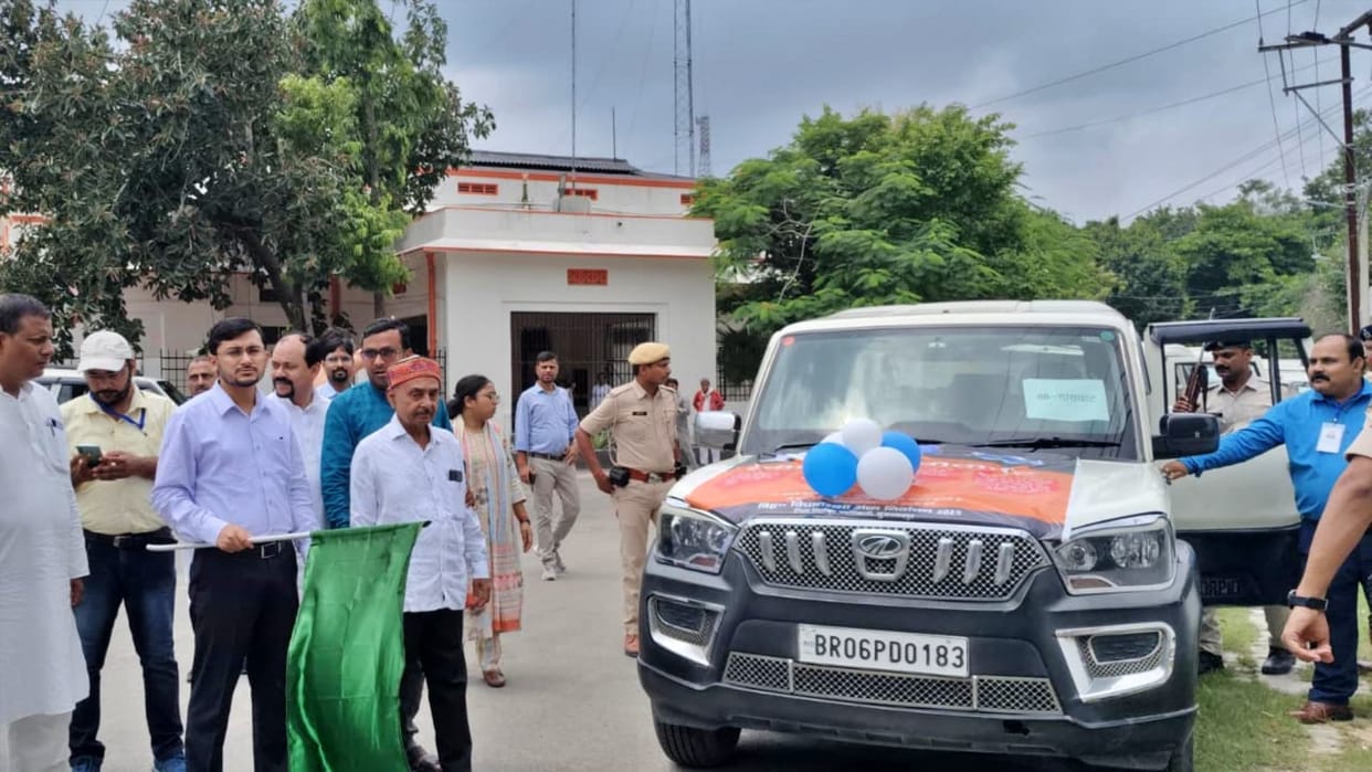 Muzaffarpur DM Subrata Sen flagged off 13 campaign vehicles voters will be familiar with EVM-VVPAT functioning