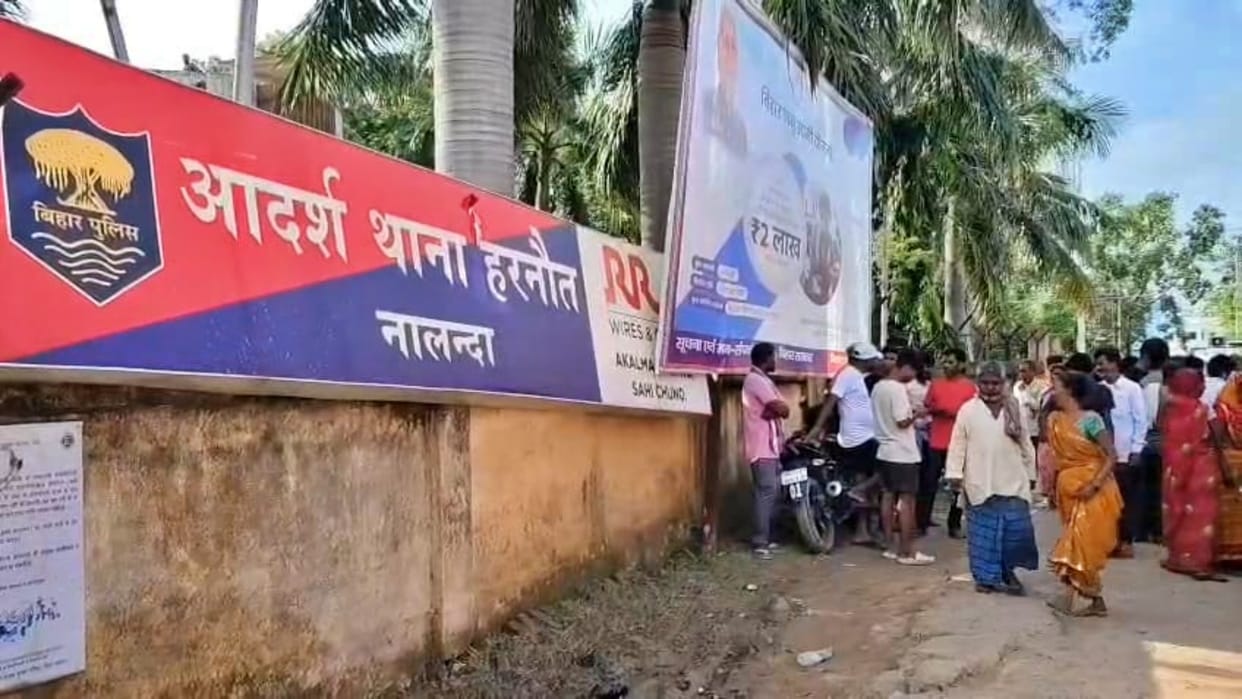 Nalanda: Man crushed by bullet bike died in hospital family sit on dharna at police station for compensation