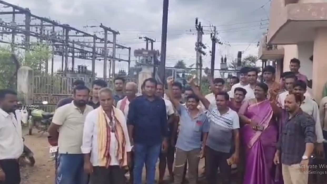 Farmers are troubled by continuous power cuts in Saraipali