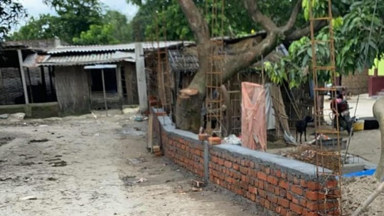 किशनगंज में सरकारी जमीन पर अतिक्रमण का आरोप: शिक्षक कर रहे थे दीवार निर्माण, अंचल अधिकारी ने कराया काम बंद