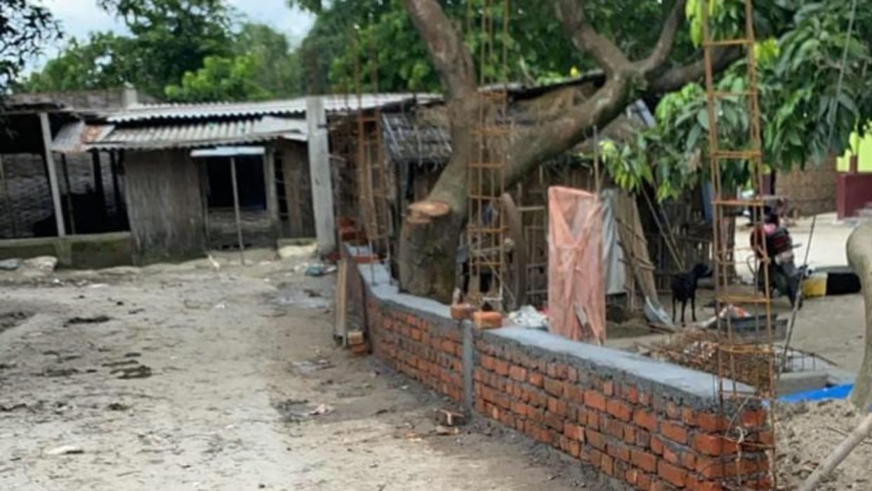 Bihar: Teachers were constructing a wall Zonal Officer stopped the work news in Kishanganj