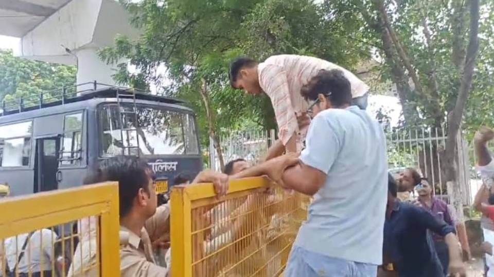 NSUI workers protest against changing modulesNCERT books create ruckus Lucknow University