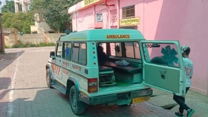 UP news Newborn killed by hitting on head dead body found in tub in hospital toilet jalaun hindi news