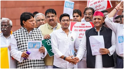 Opposition protests against Special Intensive revision (SIR) in Parliament complex, News in Hindi