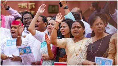 Opposition protests against Special Intensive revision (SIR) in Parliament complex, News in Hindi