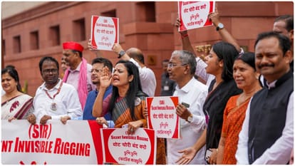 Opposition protests against Special Intensive revision (SIR) in Parliament complex, News in Hindi