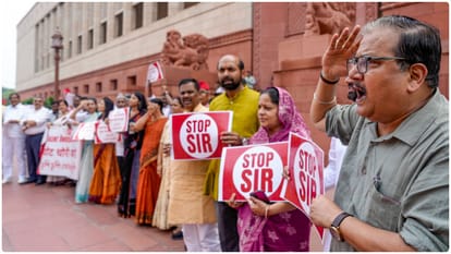 Opposition protests against Special Intensive revision (SIR) in Parliament complex, News in Hindi