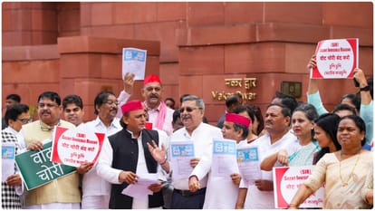 Opposition protests against Special Intensive revision (SIR) in Parliament complex, News in Hindi