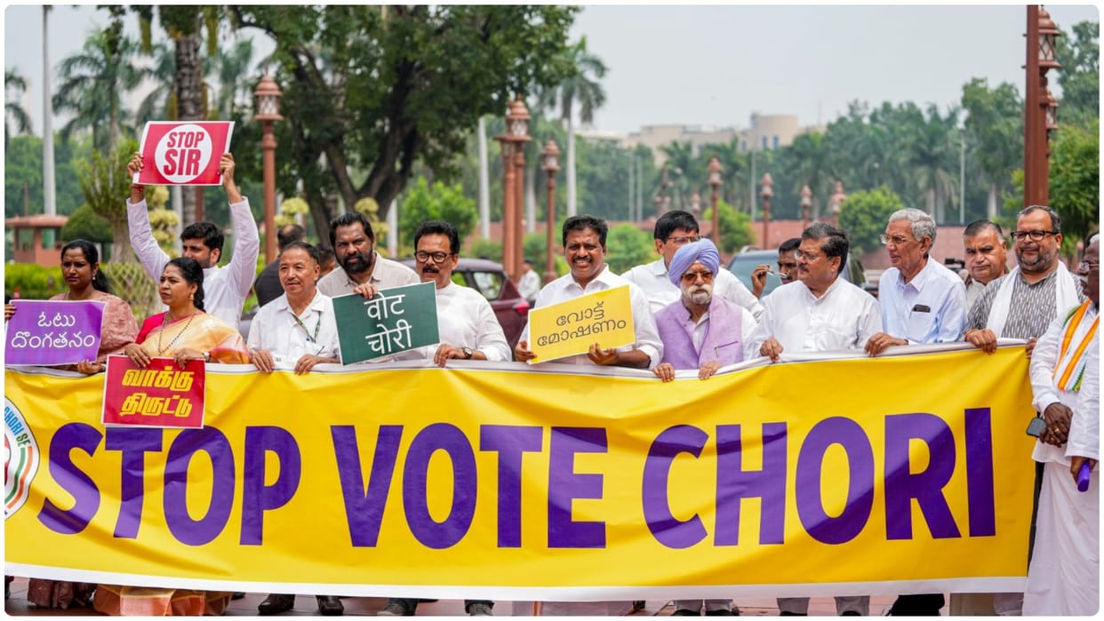 Opposition protests against Special Intensive revision (SIR) in Parliament complex, News in Hindi