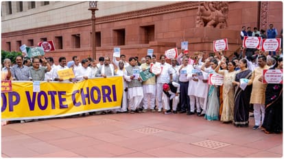 Opposition protests against Special Intensive revision (SIR) in Parliament complex, News in Hindi