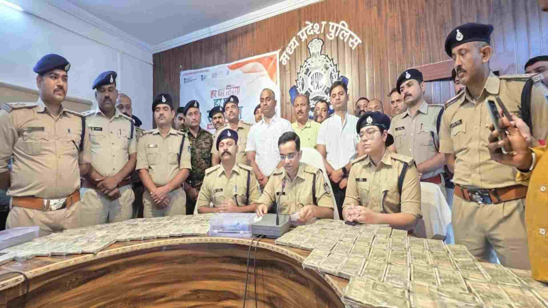 पुलिस ने बरामद की लूट की रकम।