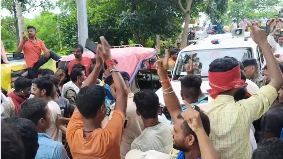 Bihar: Strong protest by student union, siege of SDM office, hundreds of people entered the office