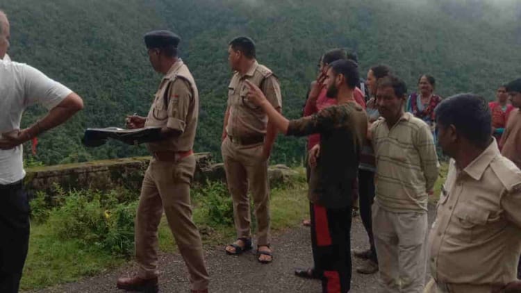 Pauri News: चट्टान से नीचे गदेरे में गिरकर व्यक्ति की मौत, प्राथमिक विद्यालय बनाणी रुद्रप्रयाग में थे शिक्षक