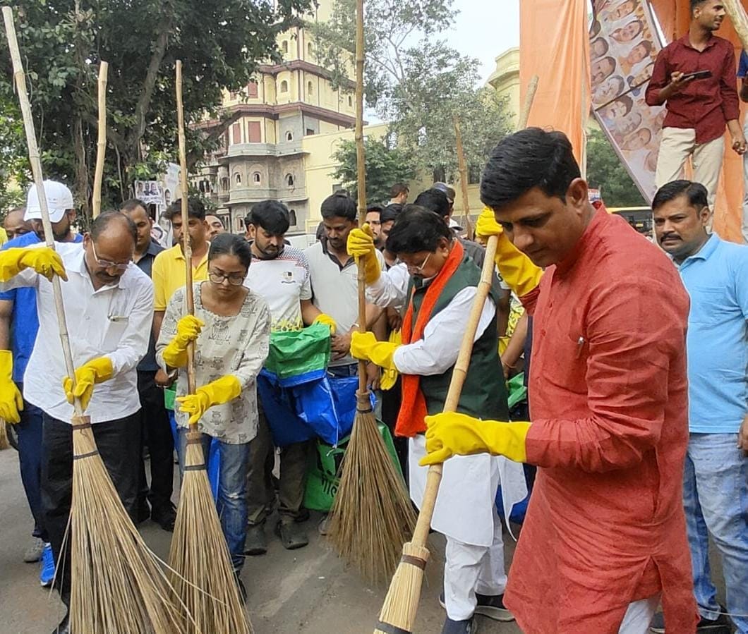 Indore: Minister, Mayor and officers cleaned the roads by sweeping, sanitation workers remained on leave