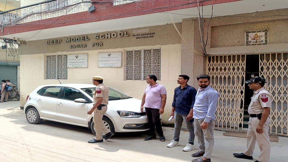 More than 32 schools in Delhi received bomb threats