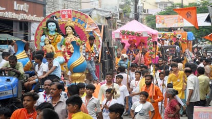 Nandlal came out on a bullock cart in Dadhikando procession in Bareilly