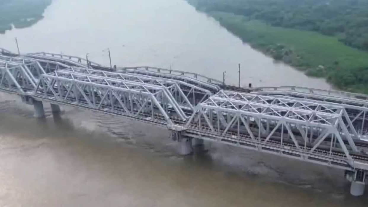 Delhi: Yamuna surging amidst rain; water level nears 204 meters.